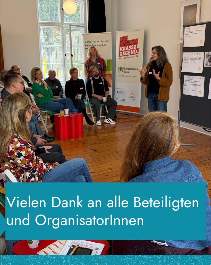 Menschen beim Fest für Engagement und Beteiligung in einem Plenum.